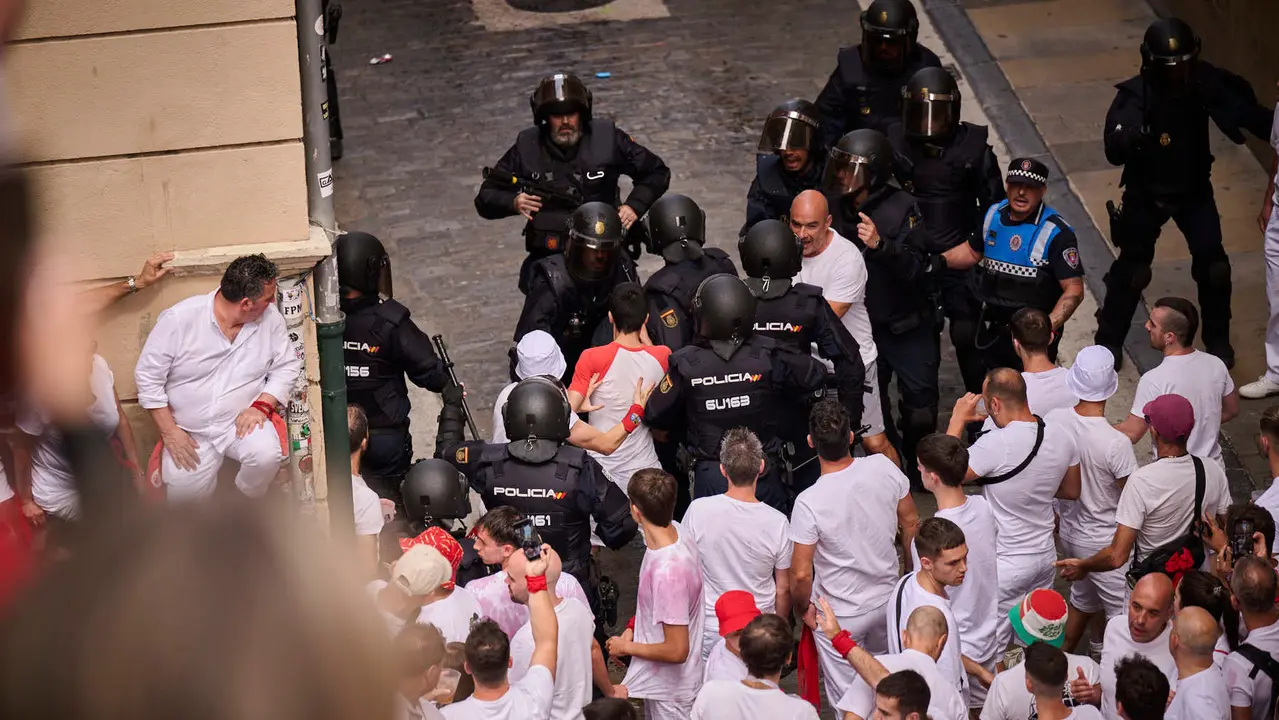 Cuentos de personas disfrutan del chupinazo de las fiestas de San Fermín 2025 en la Plaza del Ayuntamiento de Pamplona. PABLO LASAOSA