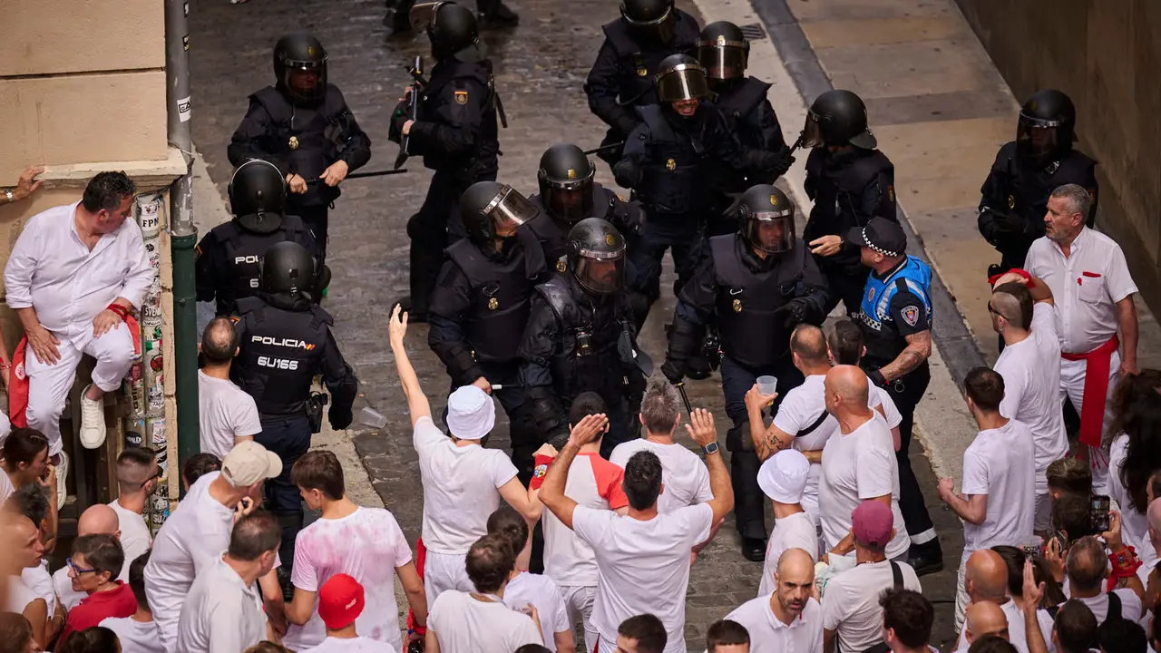 Cuentos de personas disfrutan del chupinazo de las fiestas de San Fermín 2025 en la Plaza del Ayuntamiento de Pamplona. PABLO LASAOSA