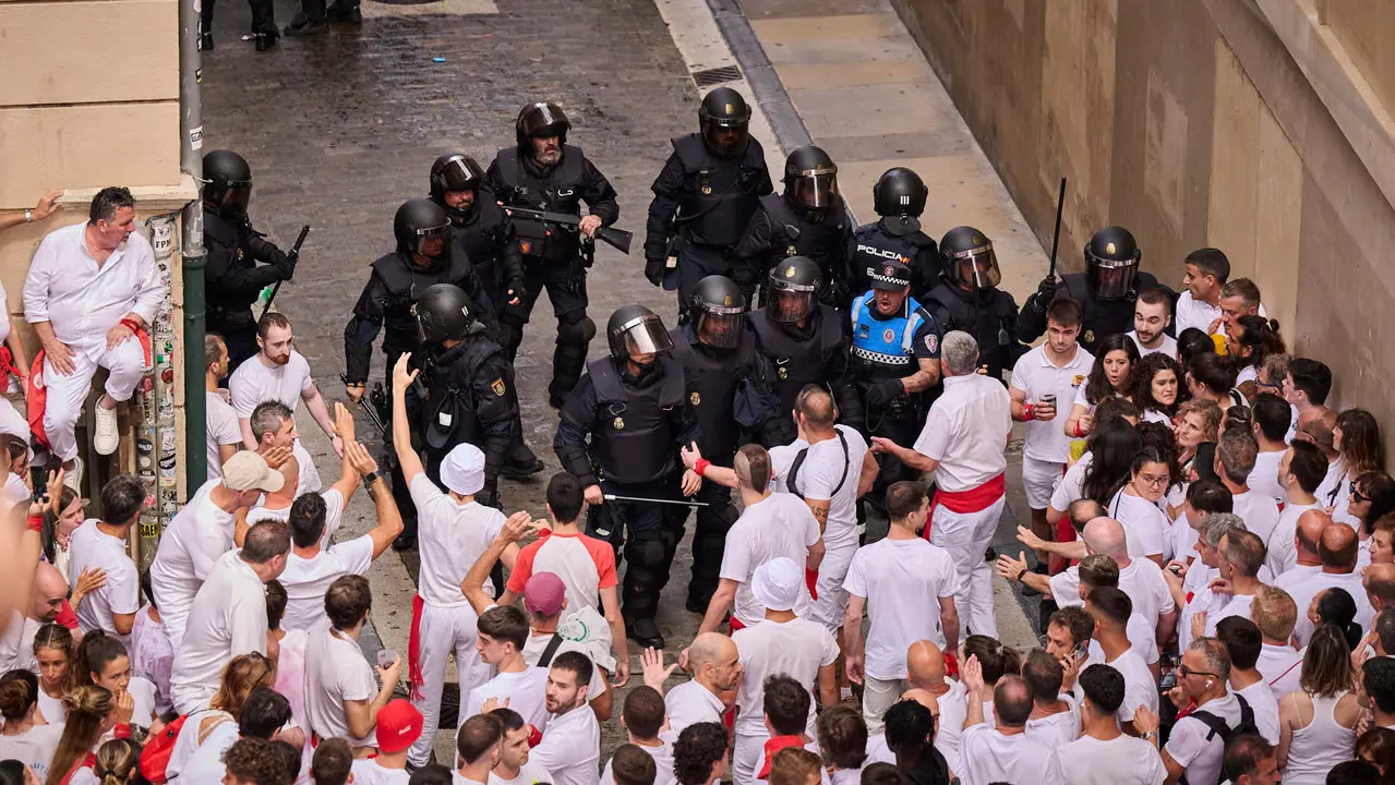 Cuentos de personas disfrutan del chupinazo de las fiestas de San Fermín 2025 en la Plaza del Ayuntamiento de Pamplona. PABLO LASAOSA
