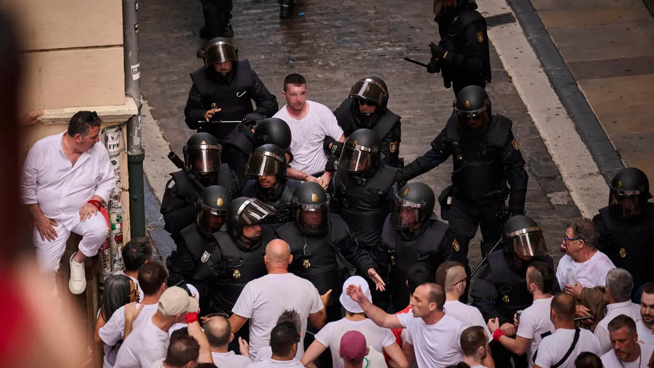 Cuentos de personas disfrutan del chupinazo de las fiestas de San Fermín 2025 en la Plaza del Ayuntamiento de Pamplona. PABLO LASAOSA