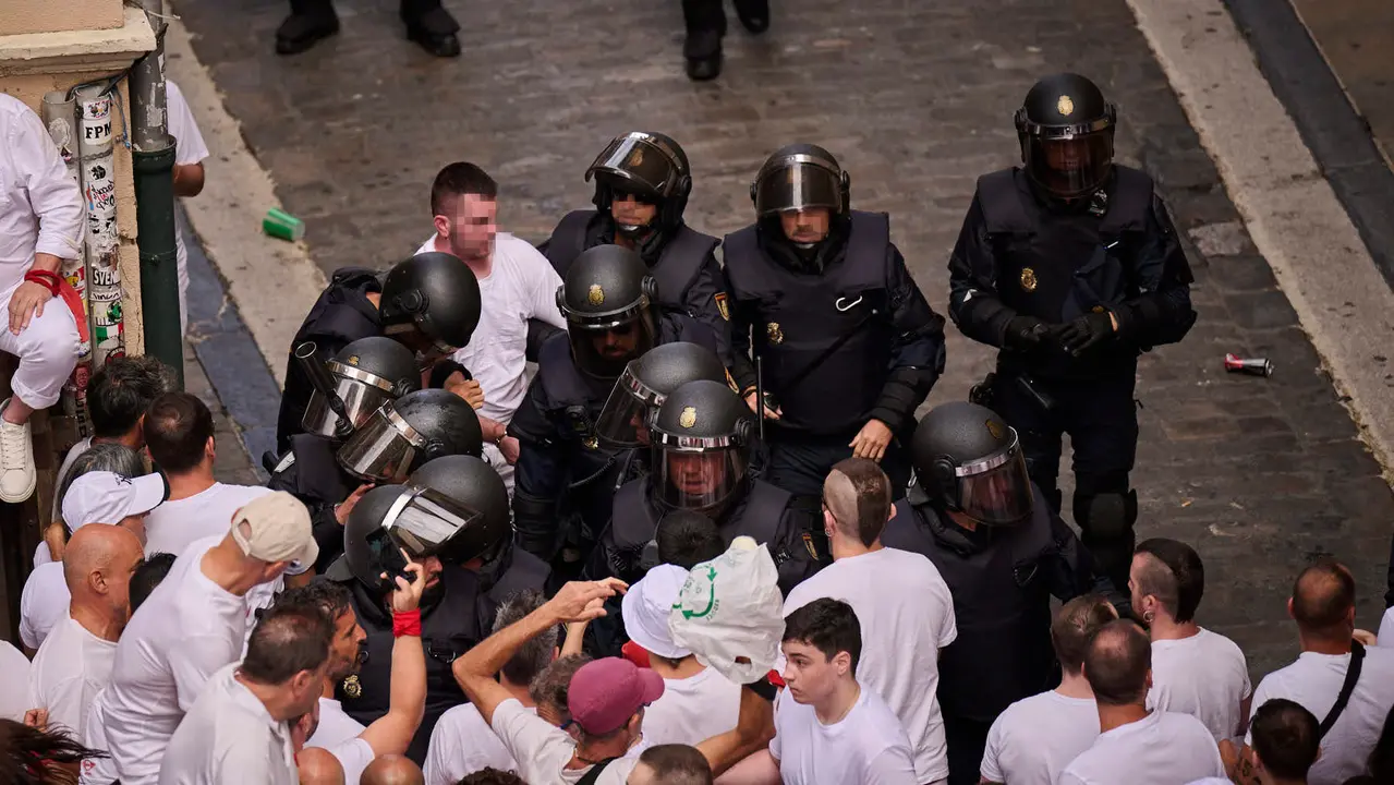 Cuentos de personas disfrutan del chupinazo de las fiestas de San Fermín 2025 en la Plaza del Ayuntamiento de Pamplona. PABLO LASAOSA