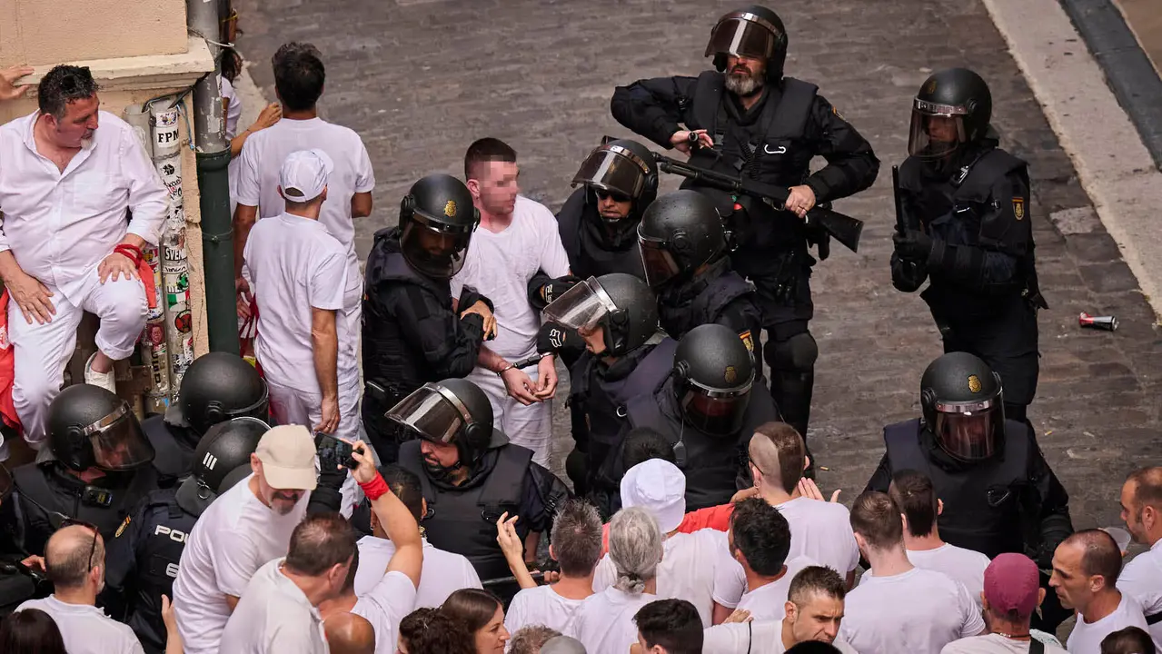 Cuentos de personas disfrutan del chupinazo de las fiestas de San Fermín 2025 en la Plaza del Ayuntamiento de Pamplona. PABLO LASAOSA