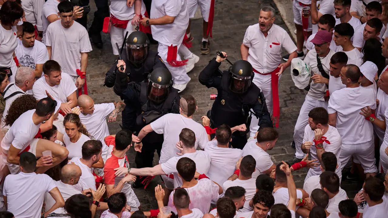 Cuentos de personas disfrutan del chupinazo de las fiestas de San Fermín 2025 en la Plaza del Ayuntamiento de Pamplona. PABLO LASAOSA
