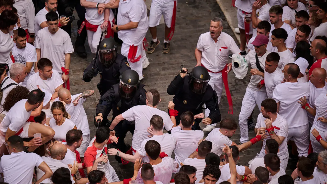 Cuentos de personas disfrutan del chupinazo de las fiestas de San Fermín 2025 en la Plaza del Ayuntamiento de Pamplona. PABLO LASAOSA