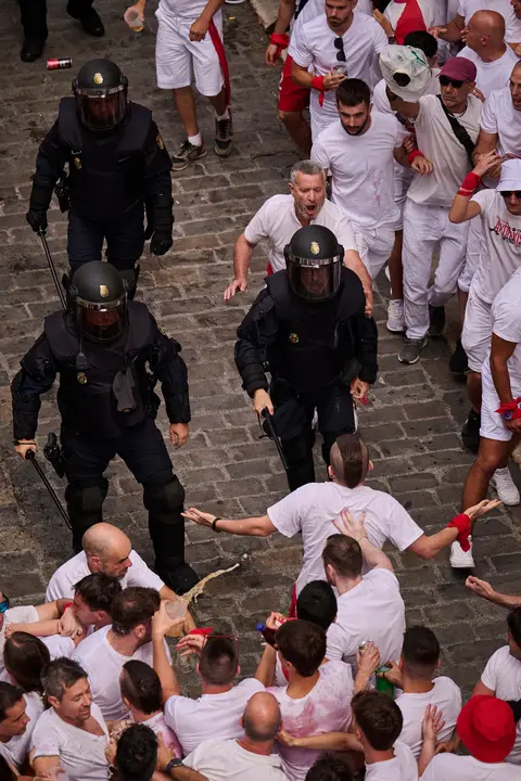 Cuentos de personas disfrutan del chupinazo de las fiestas de San Fermín 2025 en la Plaza del Ayuntamiento de Pamplona. PABLO LASAOSA