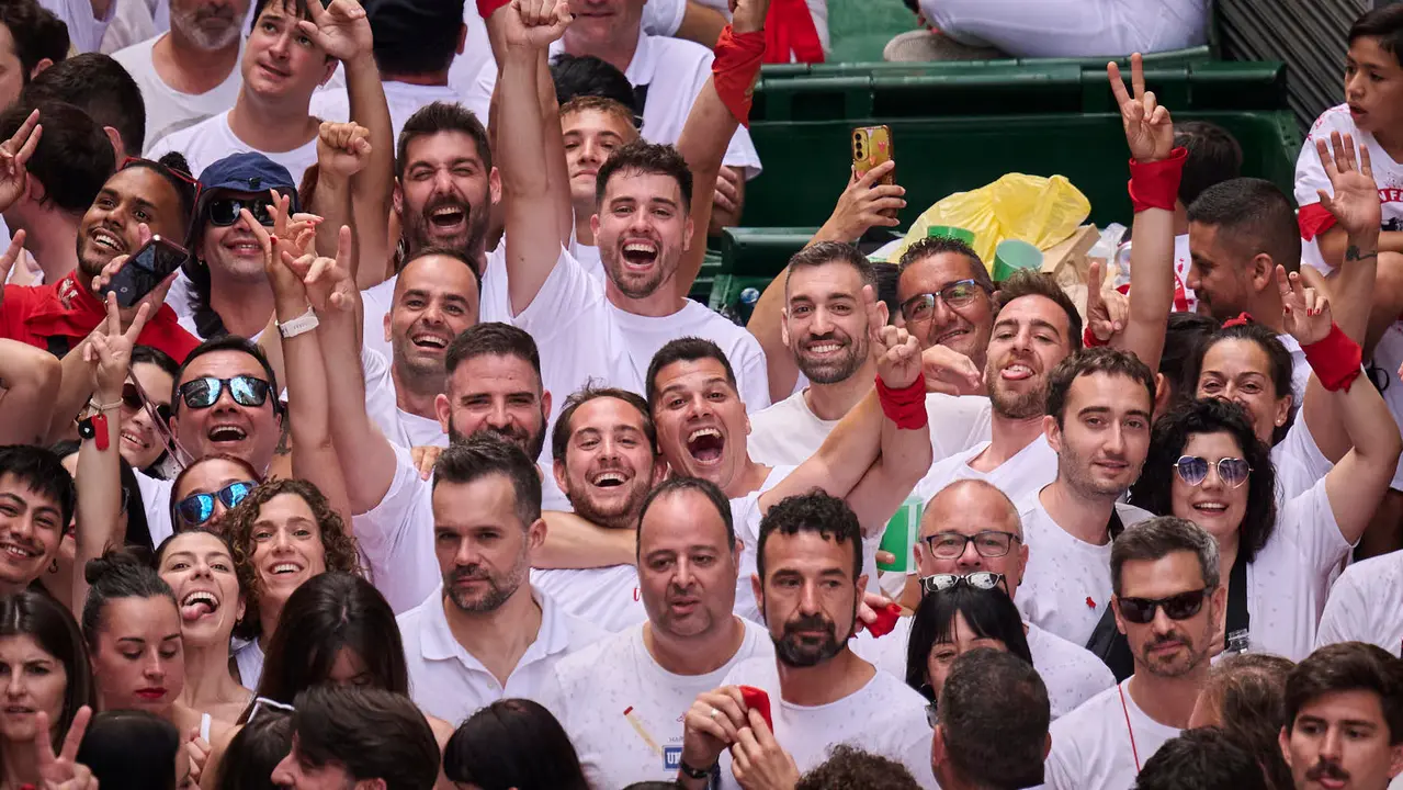 Cuentos de personas disfrutan del chupinazo de las fiestas de San Fermín 2025 en la Plaza del Ayuntamiento de Pamplona. PABLO LASAOSA