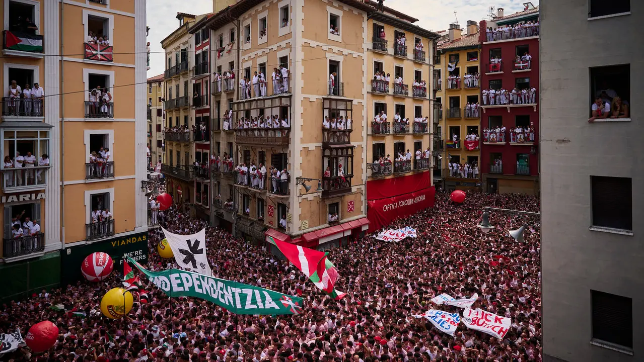 Cuentos de personas disfrutan del chupinazo de las fiestas de San Fermín 2025 en la Plaza del Ayuntamiento de Pamplona. PABLO LASAOSA