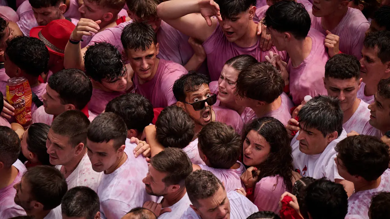 Cuentos de personas disfrutan del chupinazo de las fiestas de San Fermín 2025 en la Plaza del Ayuntamiento de Pamplona. PABLO LASAOSA