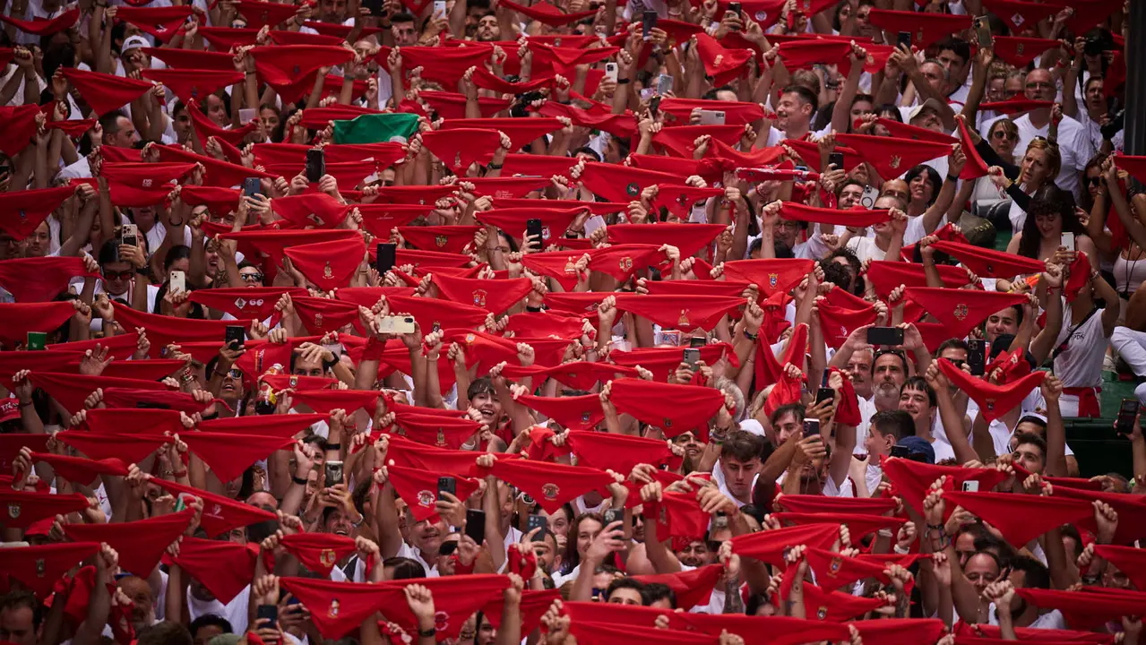 Cuentos de personas disfrutan del chupinazo de las fiestas de San Fermín 2025 en la Plaza del Ayuntamiento de Pamplona. PABLO LASAOSA