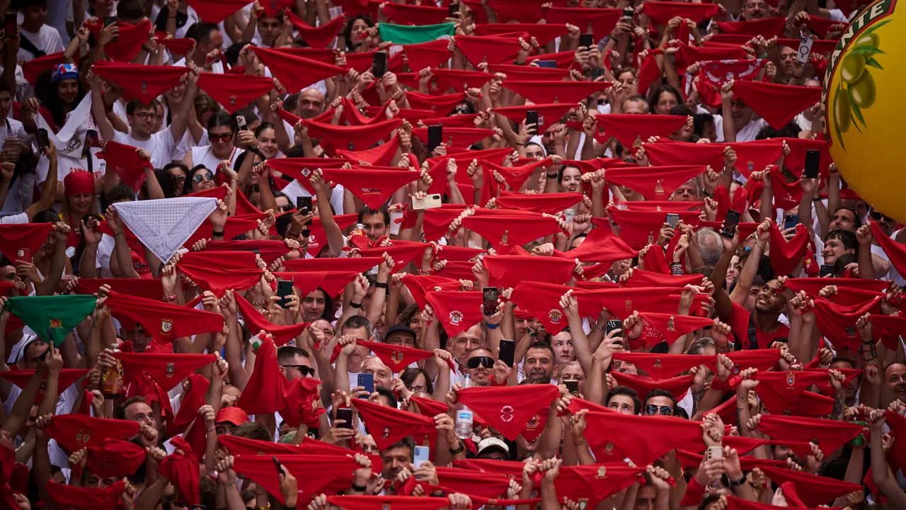 Cuentos de personas disfrutan del chupinazo de las fiestas de San Fermín 2025 en la Plaza del Ayuntamiento de Pamplona. PABLO LASAOSA