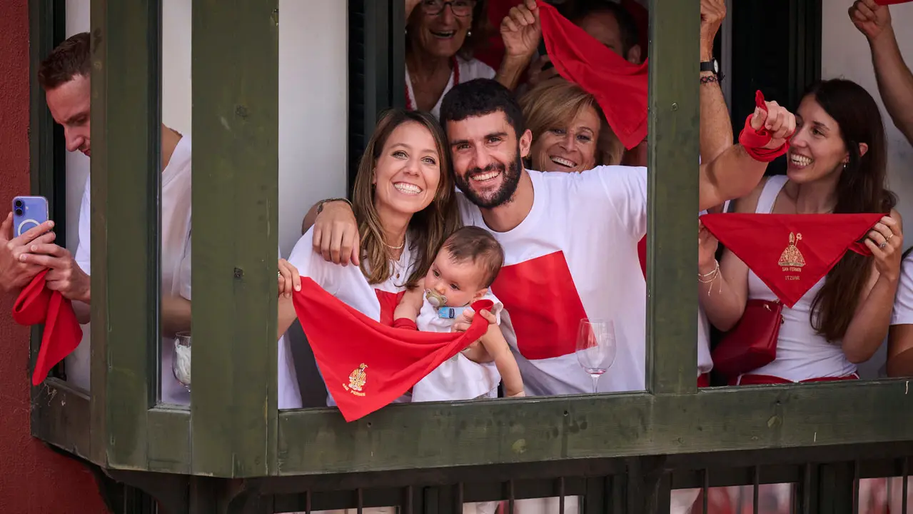 Cuentos de personas disfrutan del chupinazo de las fiestas de San Fermín 2025 en la Plaza del Ayuntamiento de Pamplona. PABLO LASAOSA