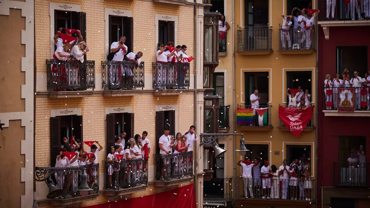 Cuentos de personas disfrutan del chupinazo de las fiestas de San Fermín 2025 en la Plaza del Ayuntamiento de Pamplona. PABLO LASAOSA
