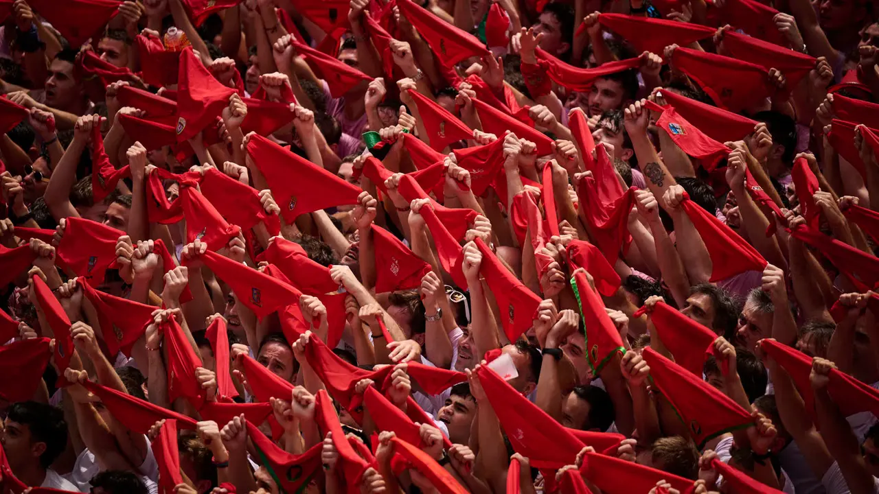 Cuentos de personas disfrutan del chupinazo de las fiestas de San Fermín 2025 en la Plaza del Ayuntamiento de Pamplona. PABLO LASAOSA