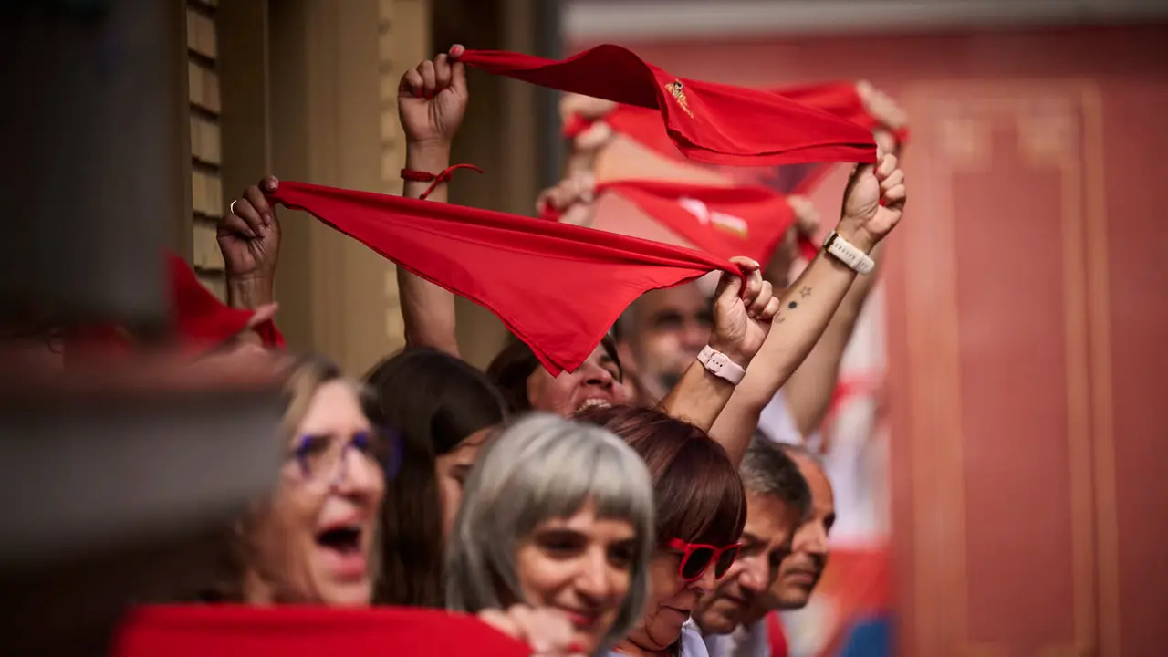 Cuentos de personas disfrutan del chupinazo de las fiestas de San Fermín 2025 en la Plaza del Ayuntamiento de Pamplona. PABLO LASAOSA