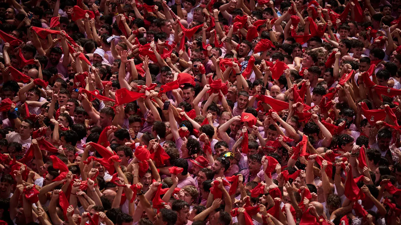Cuentos de personas disfrutan del chupinazo de las fiestas de San Fermín 2025 en la Plaza del Ayuntamiento de Pamplona. PABLO LASAOSA