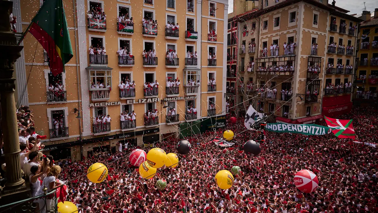 Cuentos de personas disfrutan del chupinazo de las fiestas de San Fermín 2025 en la Plaza del Ayuntamiento de Pamplona. PABLO LASAOSA