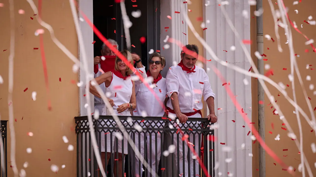 Cuentos de personas disfrutan del chupinazo de las fiestas de San Fermín 2025 en la Plaza del Ayuntamiento de Pamplona. PABLO LASAOSA