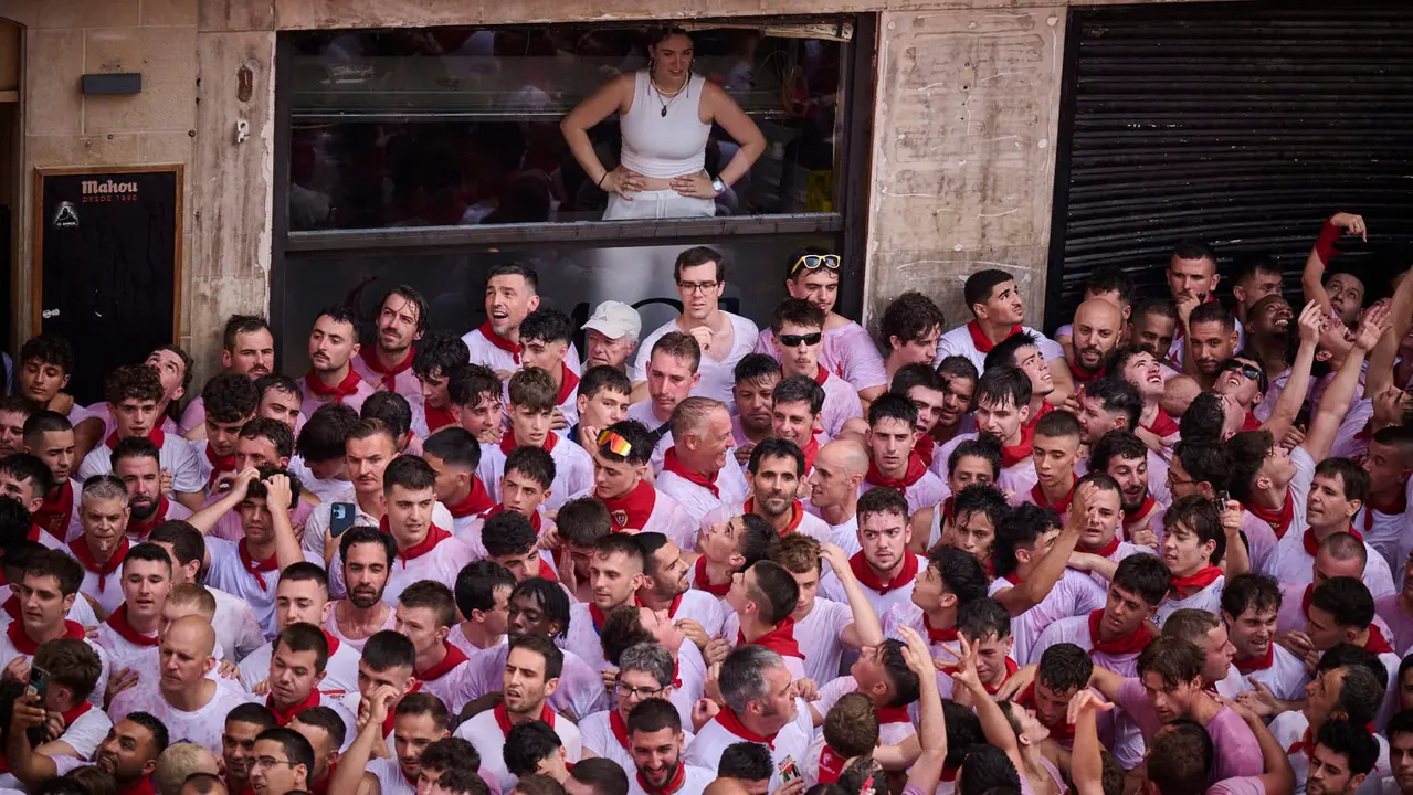 Cuentos de personas disfrutan del chupinazo de las fiestas de San Fermín 2025 en la Plaza del Ayuntamiento de Pamplona. PABLO LASAOSA