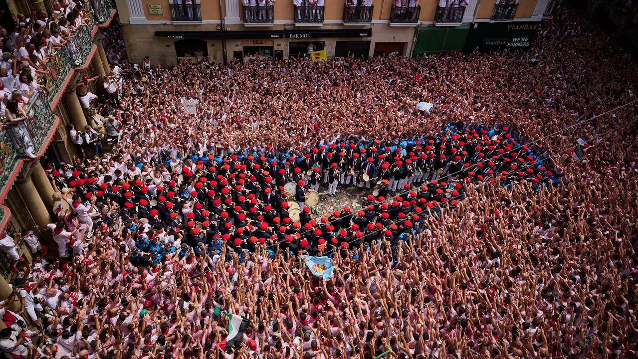 Cuentos de personas disfrutan del chupinazo de las fiestas de San Fermín 2025 en la Plaza del Ayuntamiento de Pamplona. PABLO LASAOSA