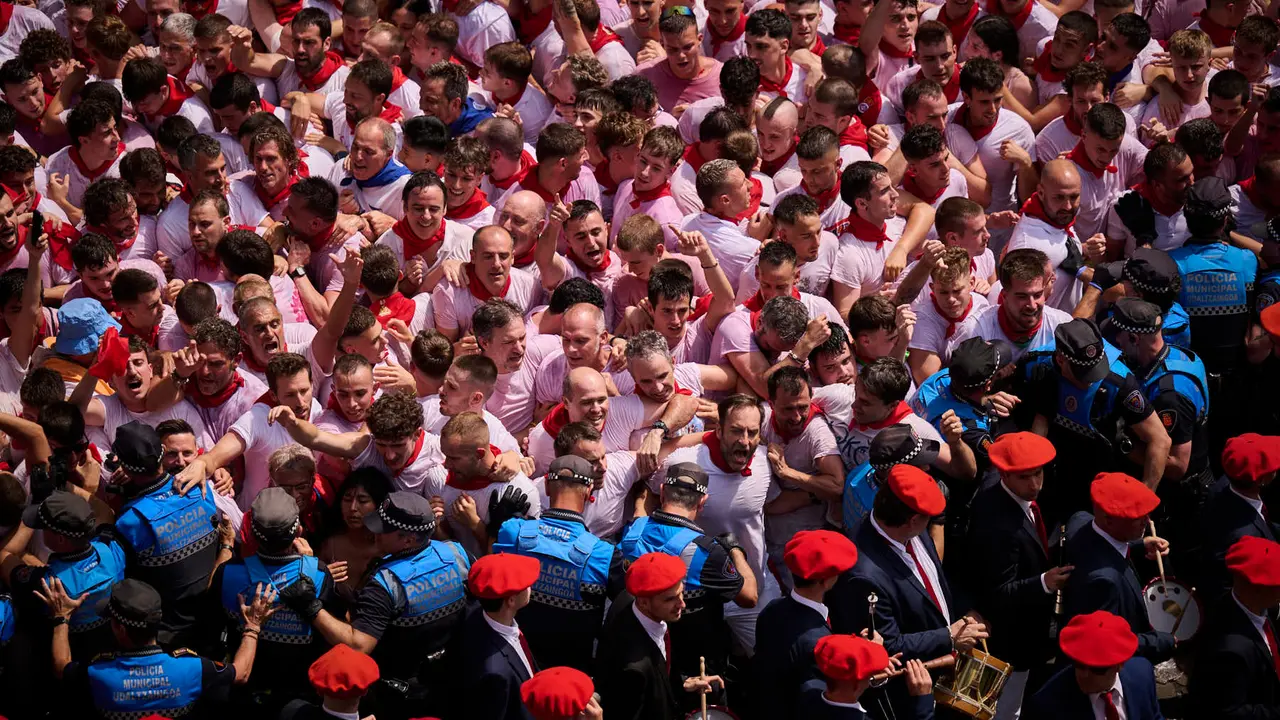 Cuentos de personas disfrutan del chupinazo de las fiestas de San Fermín 2025 en la Plaza del Ayuntamiento de Pamplona. PABLO LASAOSA