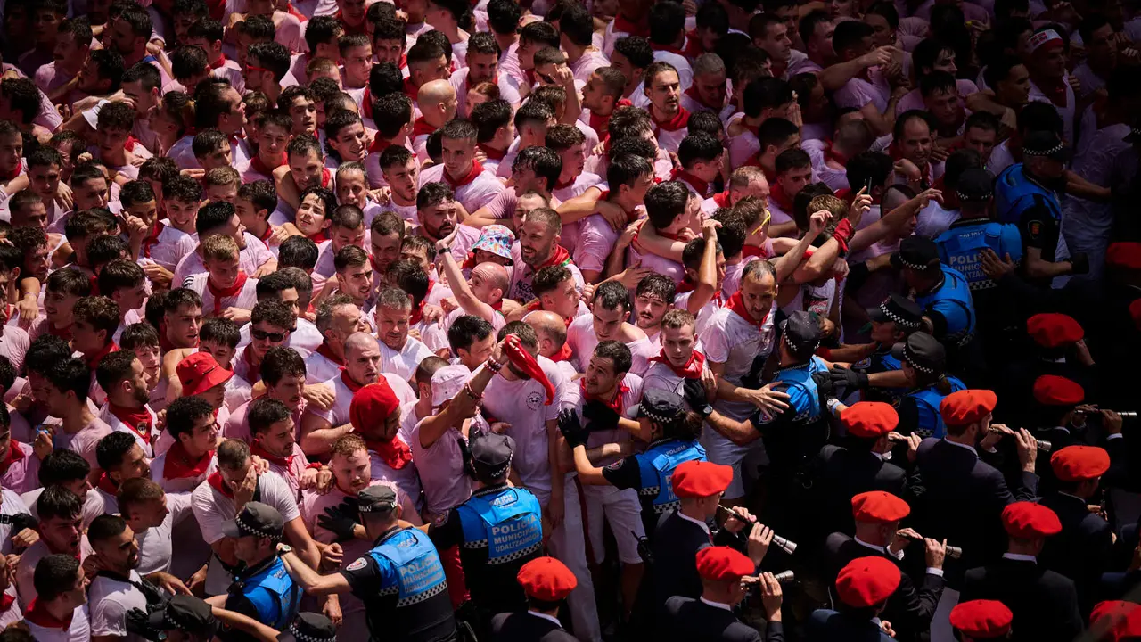 Cuentos de personas disfrutan del chupinazo de las fiestas de San Fermín 2025 en la Plaza del Ayuntamiento de Pamplona. PABLO LASAOSA