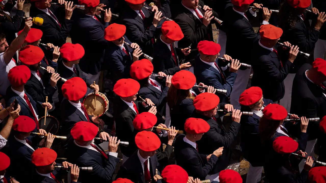 Cuentos de personas disfrutan del chupinazo de las fiestas de San Fermín 2025 en la Plaza del Ayuntamiento de Pamplona. PABLO LASAOSA
