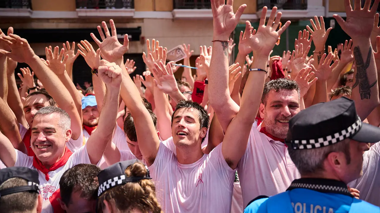 Cuentos de personas disfrutan del chupinazo de las fiestas de San Fermín 2025 en la Plaza del Ayuntamiento de Pamplona. PABLO LASAOSA