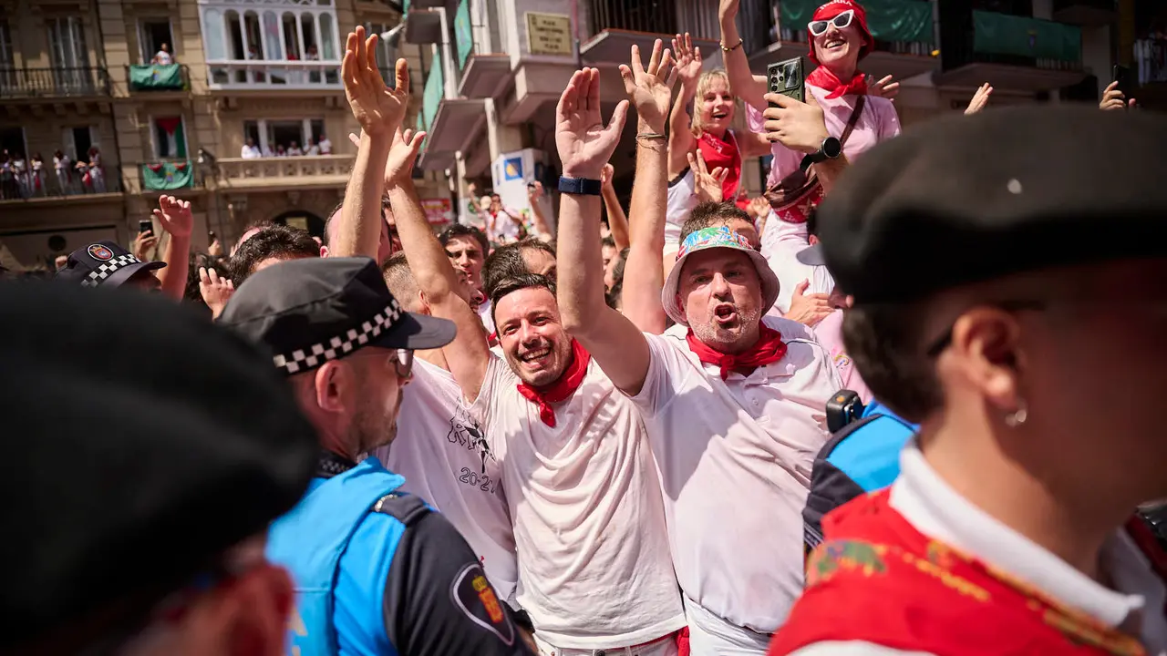 Cuentos de personas disfrutan del chupinazo de las fiestas de San Fermín 2025 en la Plaza del Ayuntamiento de Pamplona. PABLO LASAOSA