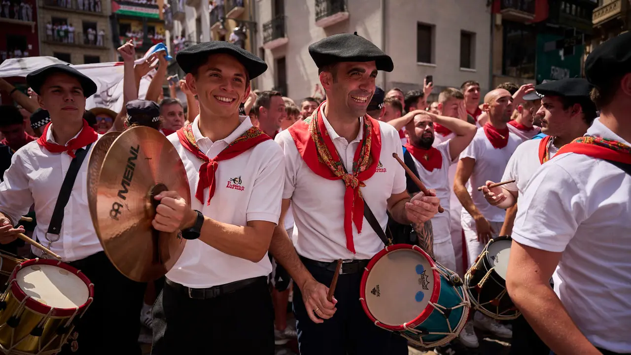 Cuentos de personas disfrutan del chupinazo de las fiestas de San Fermín 2025 en la Plaza del Ayuntamiento de Pamplona. PABLO LASAOSA
