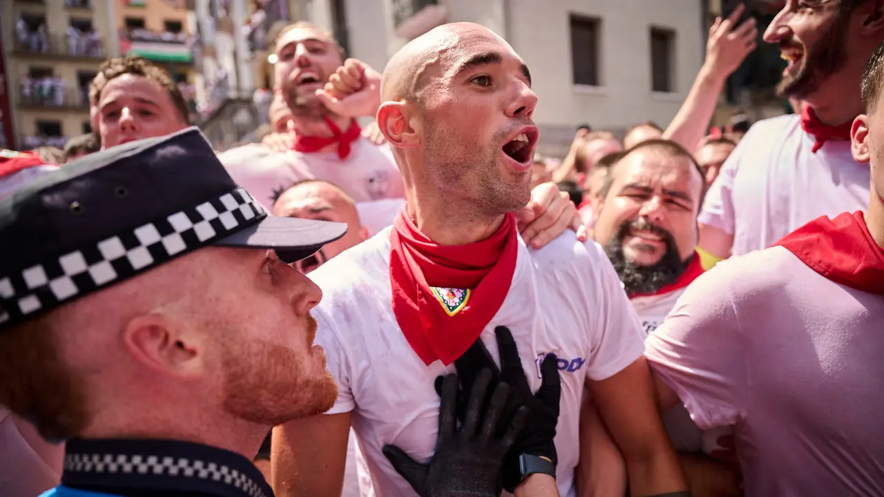 Cuentos de personas disfrutan del chupinazo de las fiestas de San Fermín 2025 en la Plaza del Ayuntamiento de Pamplona. PABLO LASAOSA