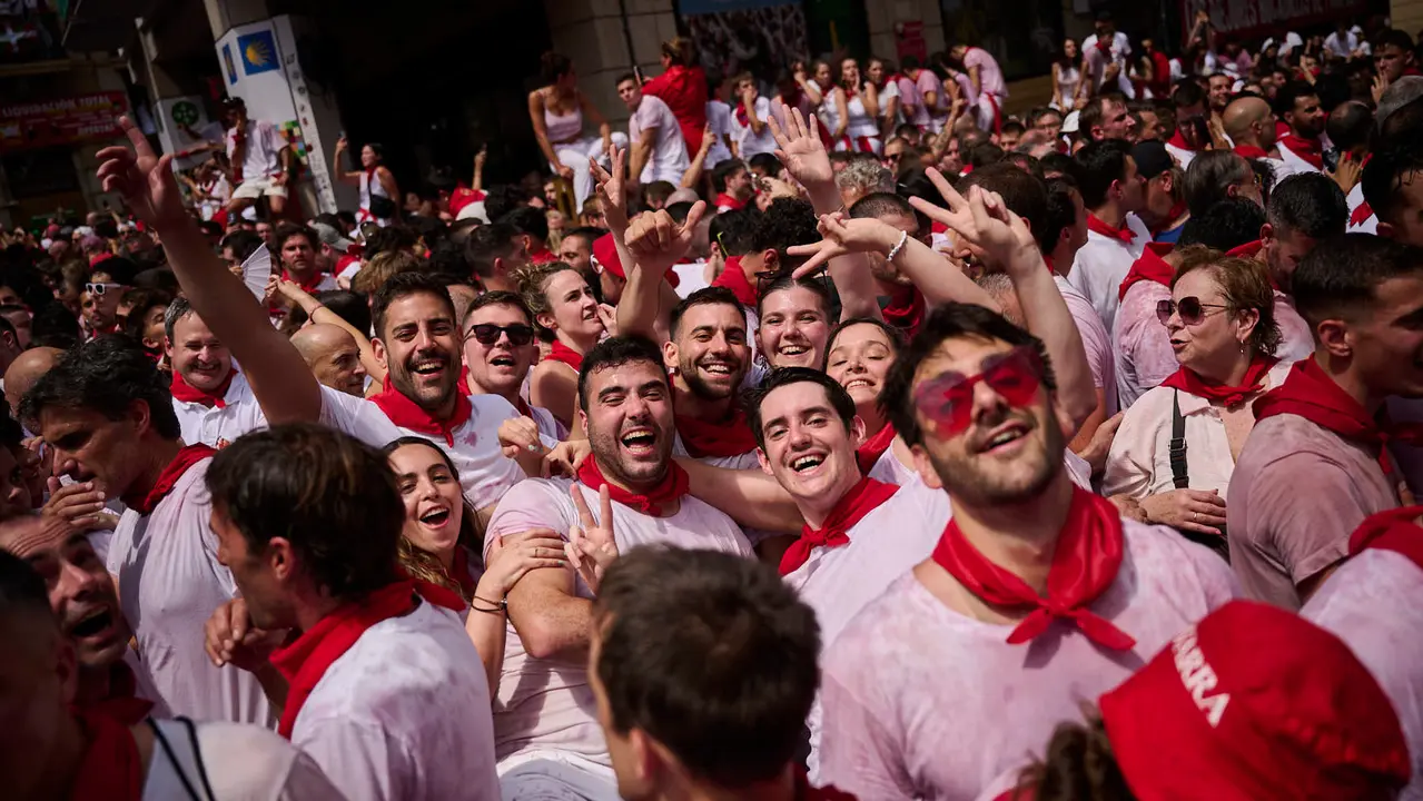 Cuentos de personas disfrutan del chupinazo de las fiestas de San Fermín 2025 en la Plaza del Ayuntamiento de Pamplona. PABLO LASAOSA