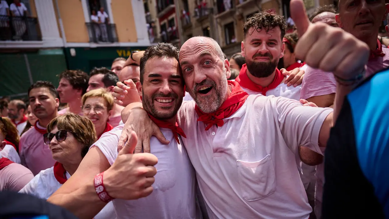 Cuentos de personas disfrutan del chupinazo de las fiestas de San Fermín 2025 en la Plaza del Ayuntamiento de Pamplona. PABLO LASAOSA