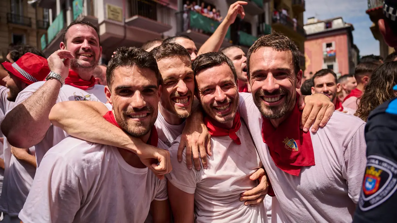 Cuentos de personas disfrutan del chupinazo de las fiestas de San Fermín 2025 en la Plaza del Ayuntamiento de Pamplona. PABLO LASAOSA