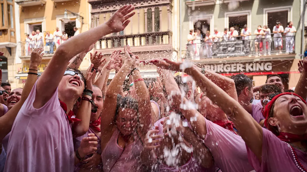 Cuentos de personas disfrutan del chupinazo de las fiestas de San Fermín 2025 en la Plaza del Ayuntamiento de Pamplona. PABLO LASAOSA