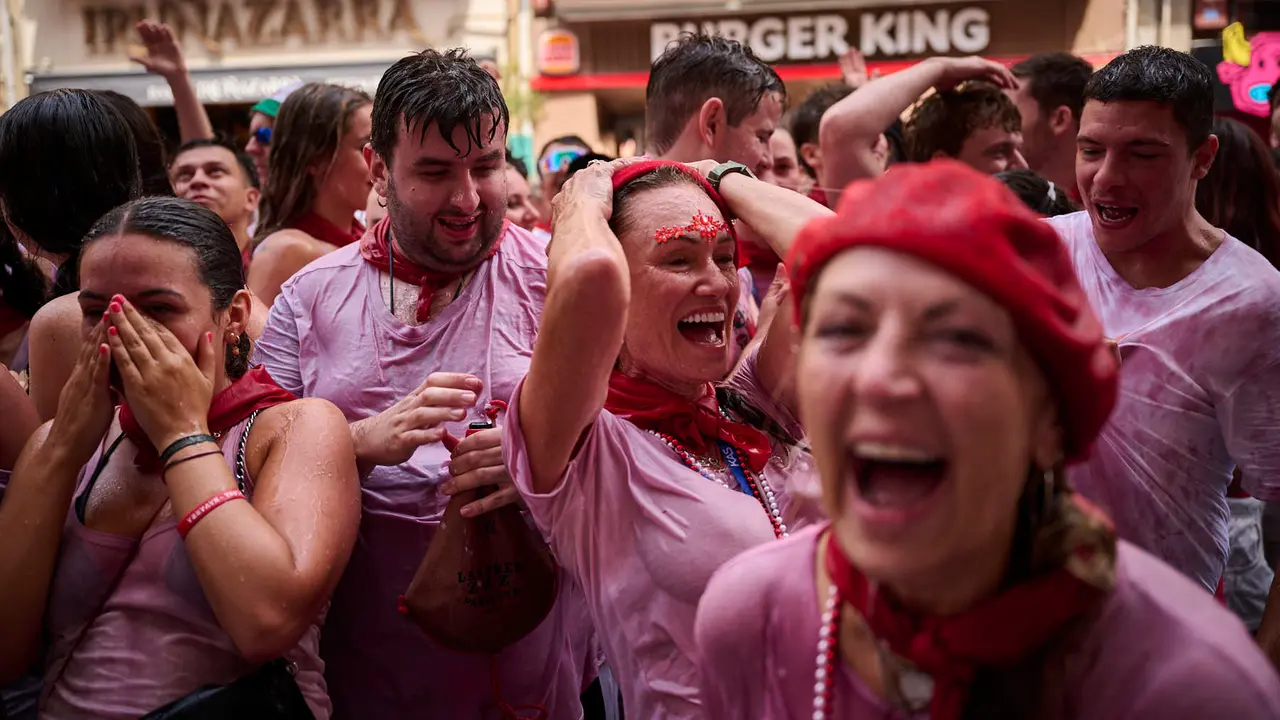 Cuentos de personas disfrutan del chupinazo de las fiestas de San Fermín 2025 en la Plaza del Ayuntamiento de Pamplona. PABLO LASAOSA