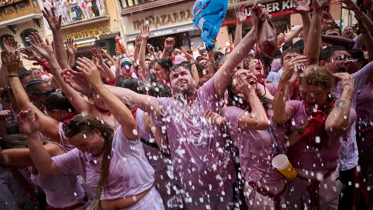 Cuentos de personas disfrutan del chupinazo de las fiestas de San Fermín 2025 en la Plaza del Ayuntamiento de Pamplona. PABLO LASAOSA