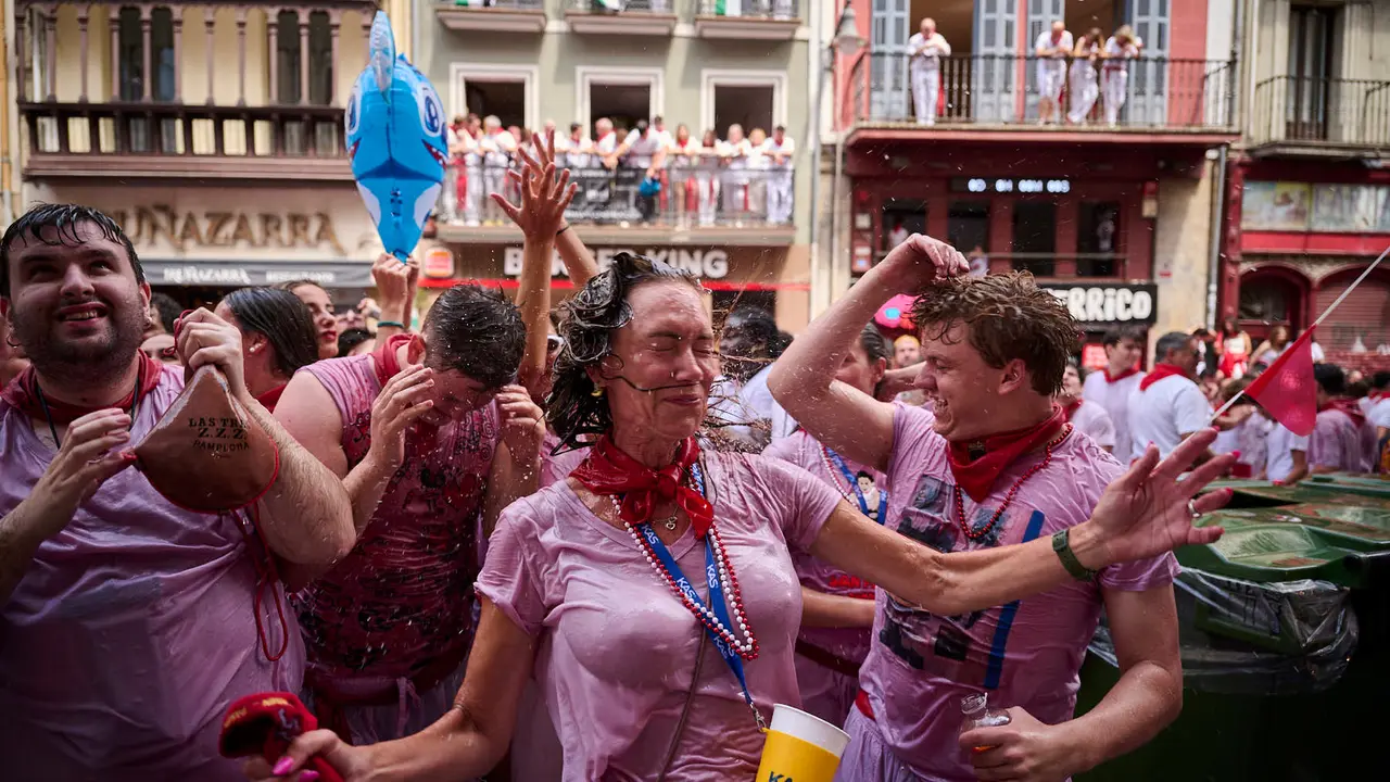 Cuentos de personas disfrutan del chupinazo de las fiestas de San Fermín 2025 en la Plaza del Ayuntamiento de Pamplona. PABLO LASAOSA