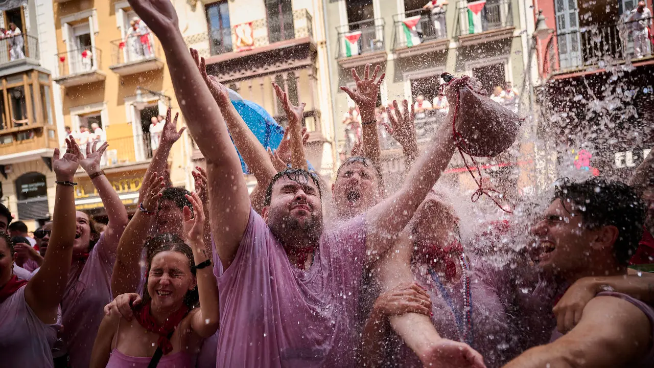 Cuentos de personas disfrutan del chupinazo de las fiestas de San Fermín 2025 en la Plaza del Ayuntamiento de Pamplona. PABLO LASAOSA