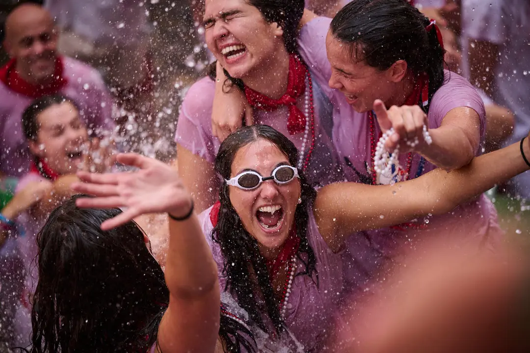 Cuentos de personas disfrutan del chupinazo de las fiestas de San Fermín 2025 en la Plaza del Ayuntamiento de Pamplona. PABLO LASAOSA