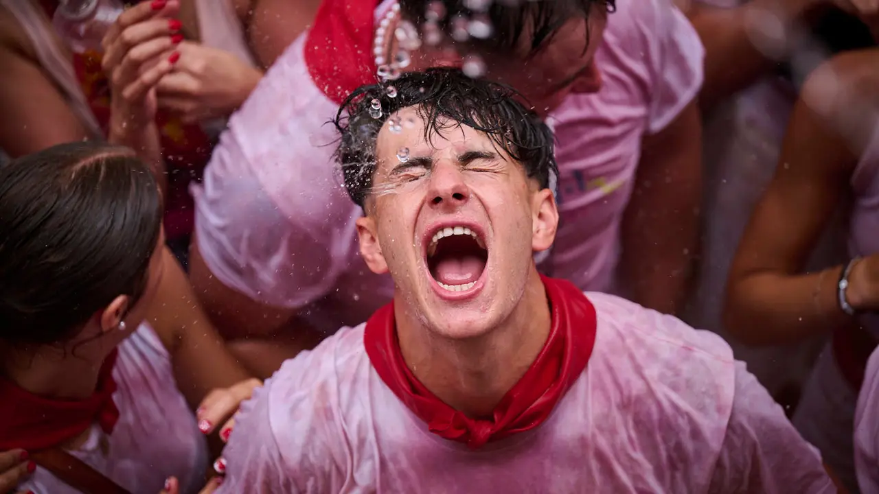 Cuentos de personas disfrutan del chupinazo de las fiestas de San Fermín 2025 en la Plaza del Ayuntamiento de Pamplona. PABLO LASAOSA