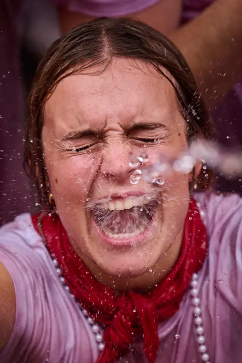 Cuentos de personas disfrutan del chupinazo de las fiestas de San Fermín 2025 en la Plaza del Ayuntamiento de Pamplona. PABLO LASAOSA