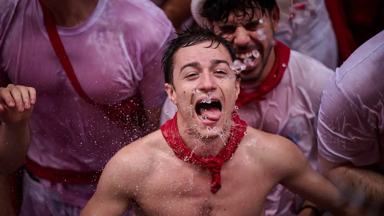Cuentos de personas disfrutan del chupinazo de las fiestas de San Fermín 2025 en la Plaza del Ayuntamiento de Pamplona. PABLO LASAOSA