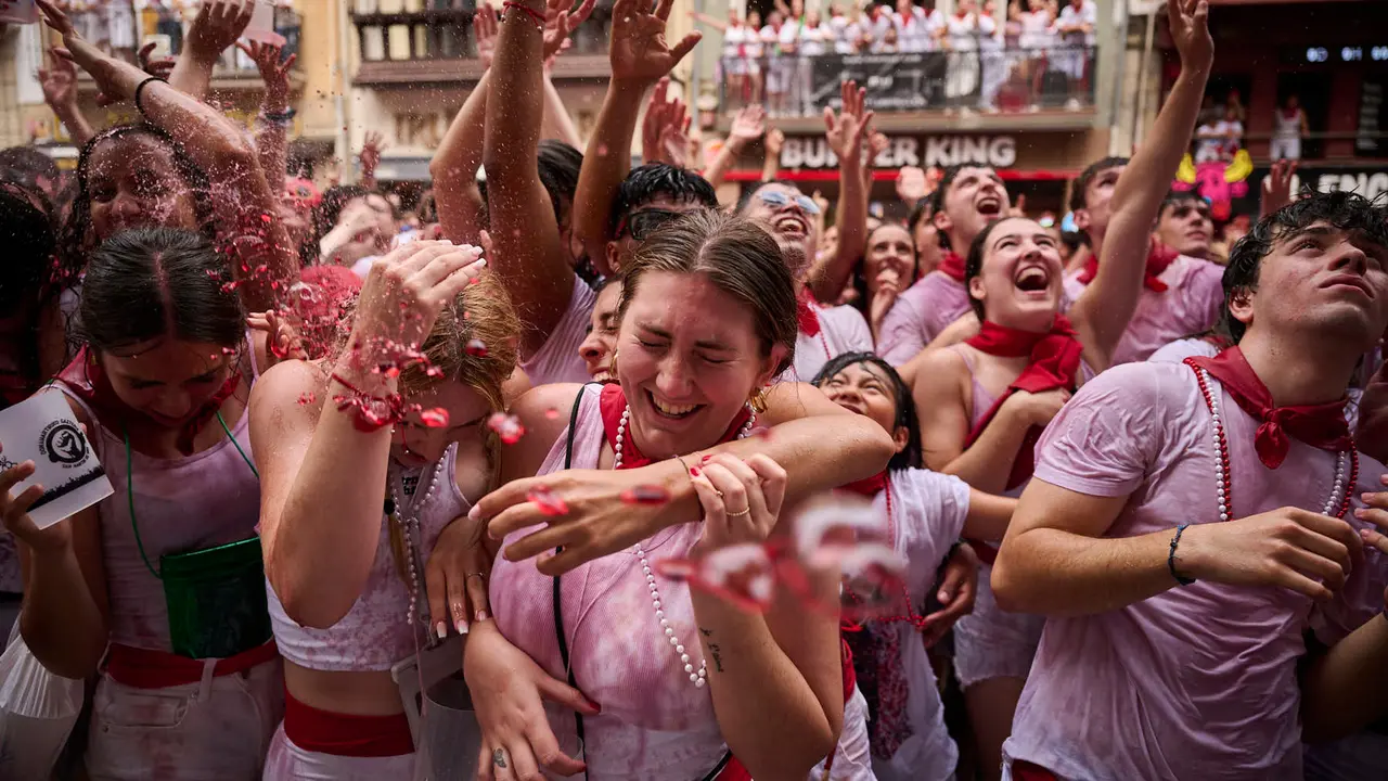 Cuentos de personas disfrutan del chupinazo de las fiestas de San Fermín 2025 en la Plaza del Ayuntamiento de Pamplona. PABLO LASAOSA