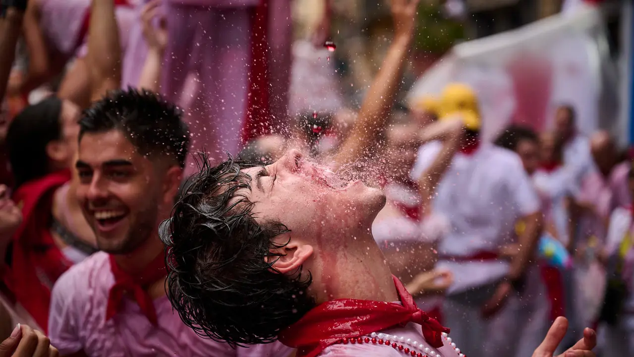Cuentos de personas disfrutan del chupinazo de las fiestas de San Fermín 2025 en la Plaza del Ayuntamiento de Pamplona. PABLO LASAOSA