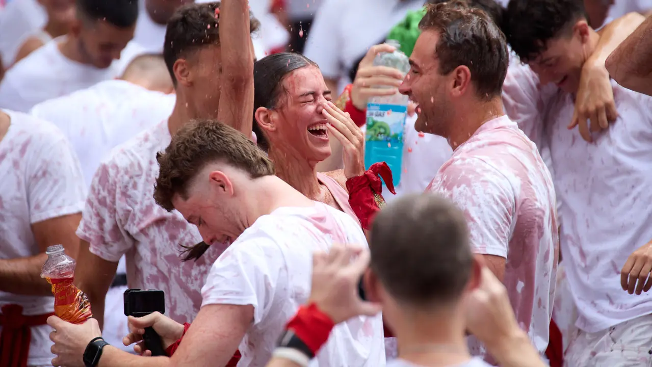 Miles de personas celebran el Chupinazo en la Plaza del Ayuntamiento de Pamplona, con el que se da inicio a las Fiestas de San Fermín 2025. IÑIGO ALZUGARAY