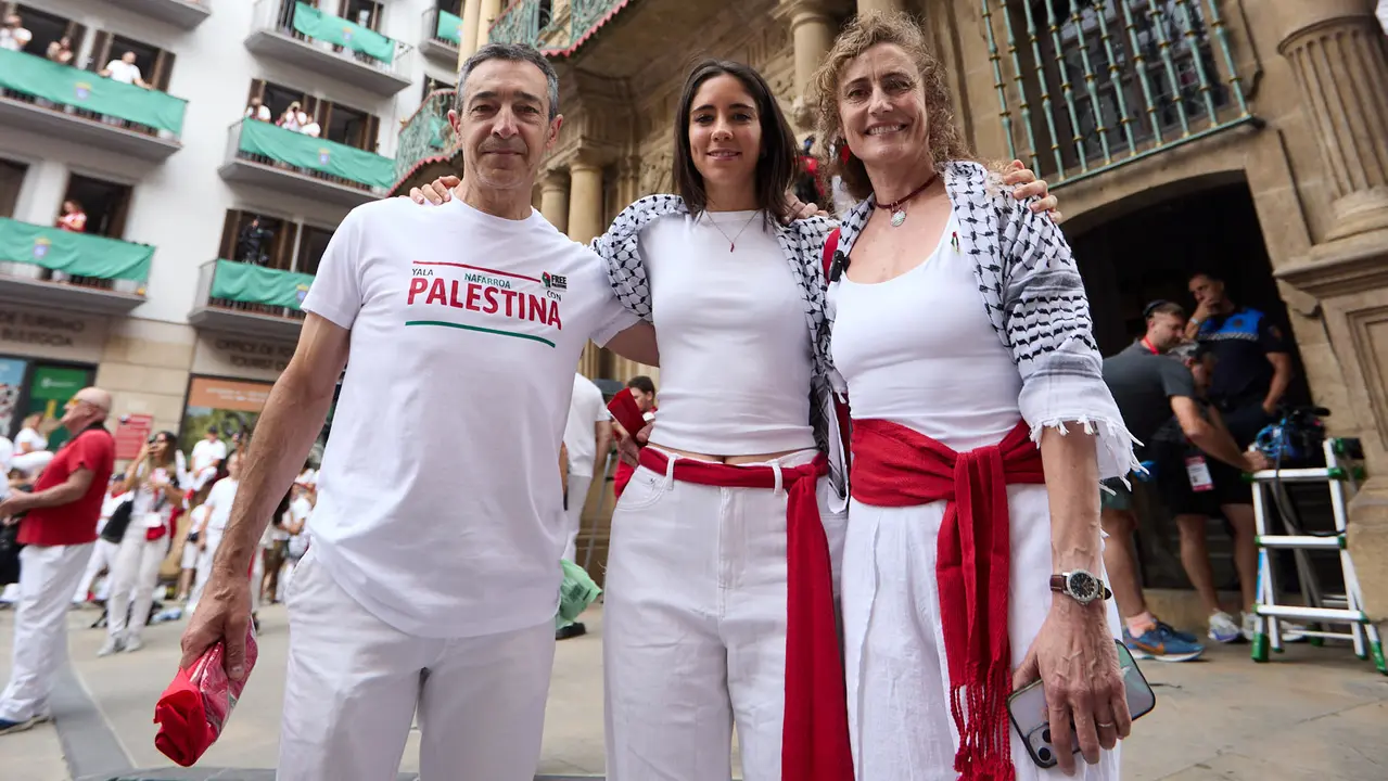 Miles de personas celebran el Chupinazo en la Plaza del Ayuntamiento de Pamplona, con el que se da inicio a las Fiestas de San Fermín 2025. IÑIGO ALZUGARAY