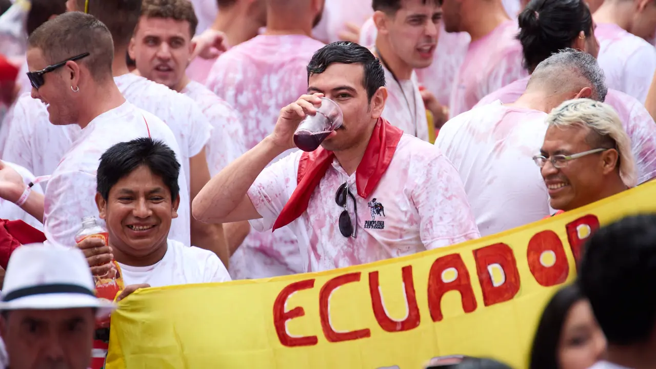Miles de personas celebran el Chupinazo en la Plaza del Ayuntamiento de Pamplona, con el que se da inicio a las Fiestas de San Fermín 2025. IÑIGO ALZUGARAY