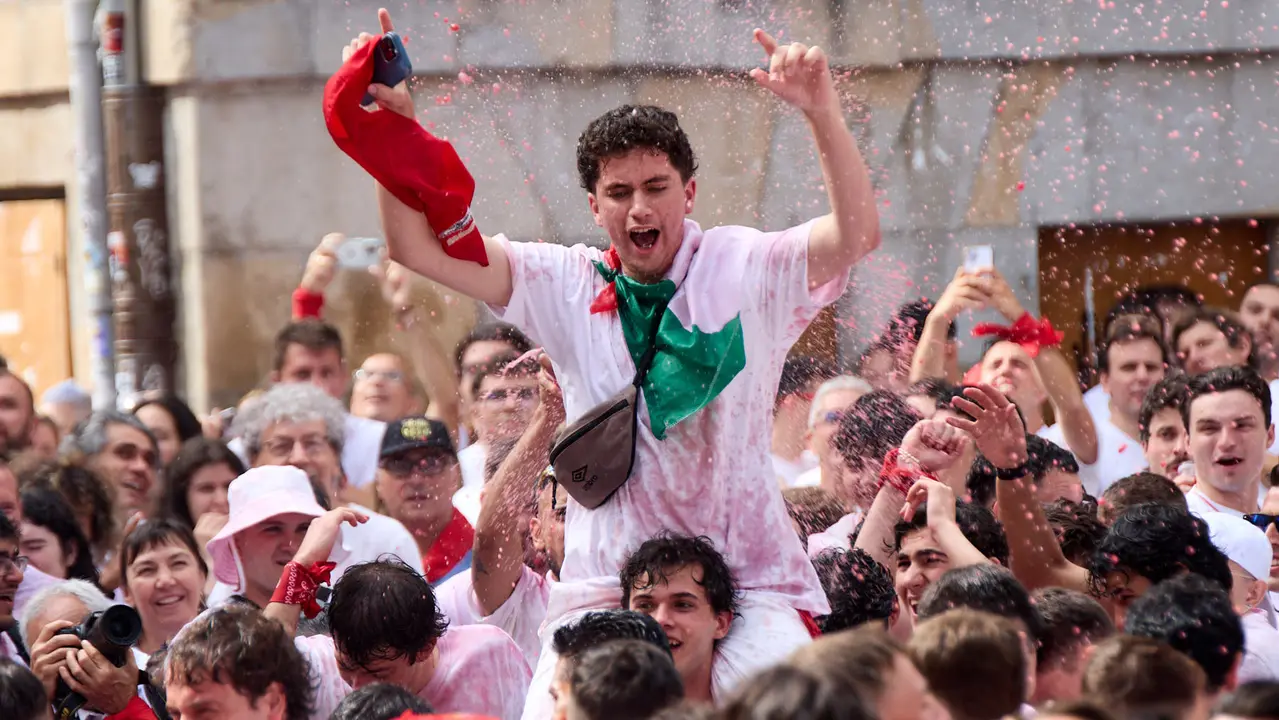 Miles de personas celebran el Chupinazo en la Plaza del Ayuntamiento de Pamplona, con el que se da inicio a las Fiestas de San Fermín 2025. IÑIGO ALZUGARAY