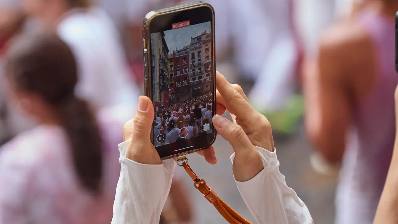 Miles de personas celebran el Chupinazo en la Plaza del Ayuntamiento de Pamplona, con el que se da inicio a las Fiestas de San Fermín 2025. IÑIGO ALZUGARAY