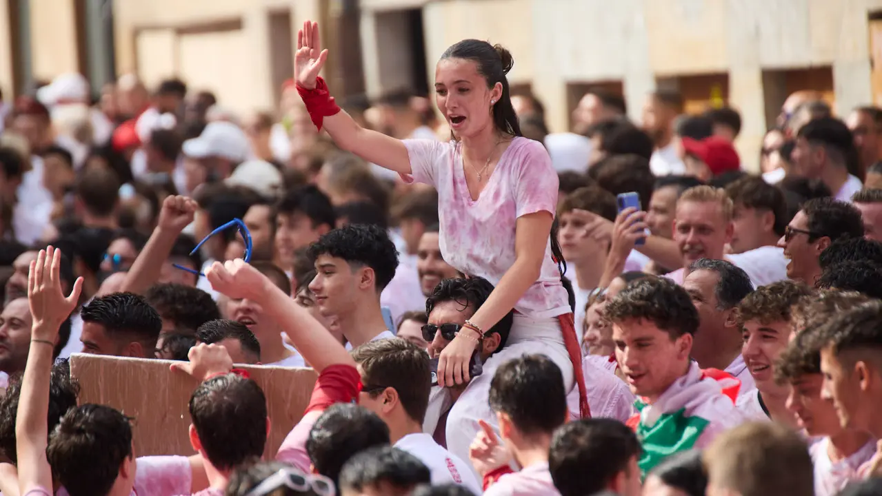 Miles de personas celebran el Chupinazo en la Plaza del Ayuntamiento de Pamplona, con el que se da inicio a las Fiestas de San Fermín 2025. IÑIGO ALZUGARAY